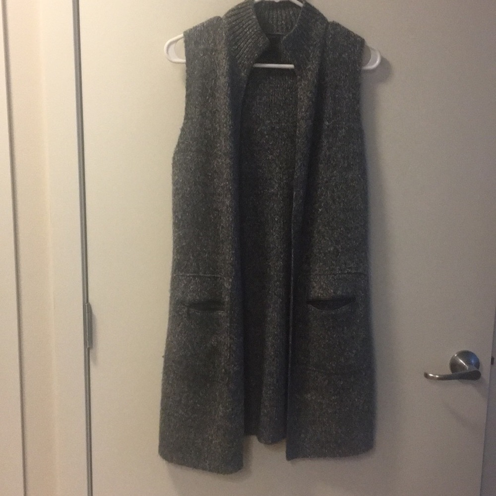Gray sleeveless long sweater duster.